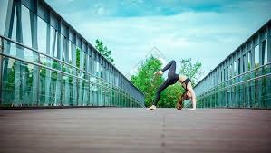太友好了！女拳手赛前友爱互动